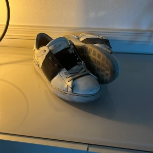 Valentino skor  - Tjena! Säljer nu dessa fräscha och prisvärda valentino opens. De är i färgen navy blå vilket passar bra nu till sommaren. Skick: 8/10. Hör av er vid minsta lilla fundering✌️