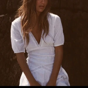 Zara klänning  - Supersnygg zara klänning som är väldigt eftertraktad. Den är i super skick och använd få gånger då den inte passar. Den är i storlek M men passar S/M. Skriv gärna för fler detaljer❣️