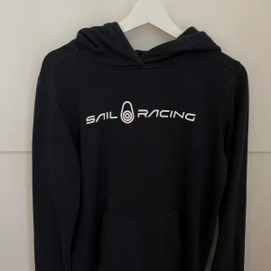 Sail racing hoodie stl XS - Säljer min gamla sail racing hoodie. Använd några få gånger och har inga defekter. Den är storlek XS och nypris är 599. 8/10