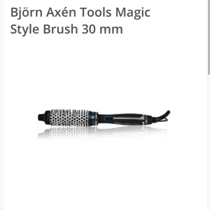 BJÖRN AXÉNS VÄRMEBORSTE - INKÖPSPRIS: 750kr Säljer min knappt använda Björn Axén värmeborste eftersom jag har köpt en dyson. Den kommer inte så mycket till användning eftersom den är lite för smal för mitt tjocka hår, men den funkar jättebra och jag får snabbt en lös blowout 