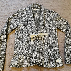 Odd Molly kofta - Fin Odd Molly kofta i stl 2 vilken motsvarar ungefär medium. Fint skick💙kortar har svartvitt mönster men grå band