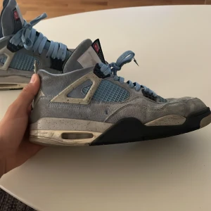 Jordan 4 UNC  - Ett par sköna sommar skor, ganska använda, skick 6/10. Hör av er vid frågor.