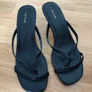 Klackskor  - Fina klackskor som är använda en gång, låg klack så bekväma och lätta att gå i🖤