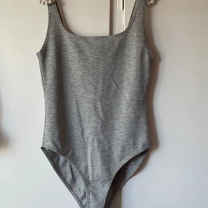 Grå body Zara - Superfint linne med square neck från Zara. Den är helgrå men bilderna får en synvilla när man fotar långt ifrån. 