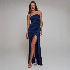 Balklänning  - Jättefin balklänning från Nelly i storlek 34. Använd endast en gång, köpt för 899kr och helt slut på hemsidan.💕💕