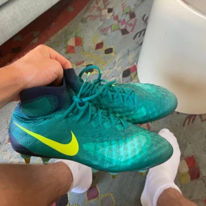 Nike Magista strlk 44 - Aldrig använda, helt nya.  Kom gärna med bud. Fraktar direkt 