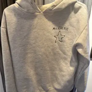 Säljer ma cherie hoodie i ny skick❤️ Passar mig som har XS/S perfekt