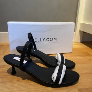 Klackskor - Klacksko från Nelly. Helt oanvända. Säljes pga för små. Storlek 36. Klackhöjd 5cm.