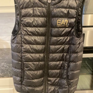 EA7 väst  - EA7 väst för liten  Äkta  