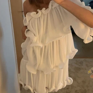 Lojsan x NA-KD - Intressekoll på denna slutsålda klänningen från Lojsans kollektion med Nakd. Aldrig använd med lapp kvar! 🫶🏼 ❗️Säljer endast vid bra bud ❗️