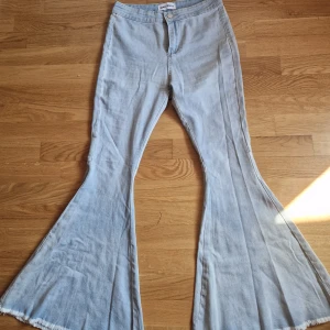 Högmidjade bell bottom jeans - Så breda och sjukt snygga på. Fint skick