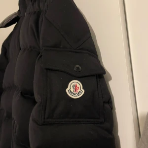 Moncler montegreve jacka  - Montegreve moncler med qr scan på moncler loggan för ett fint pris!