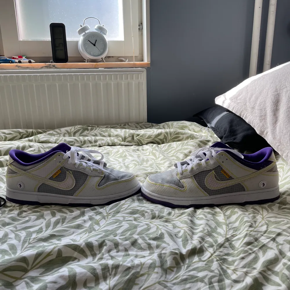 Tjena! Säljer dessa Dunks då jag inte använder dem.  OBS! På ena skon är översta lagret bortskuret och det är läder där istället, vilket man ska kunna göra.  Legitcheckade av sneakershyllan✅ Stl 44,5 använda cirka 2 ggr Har ingen original låda.. Skor.