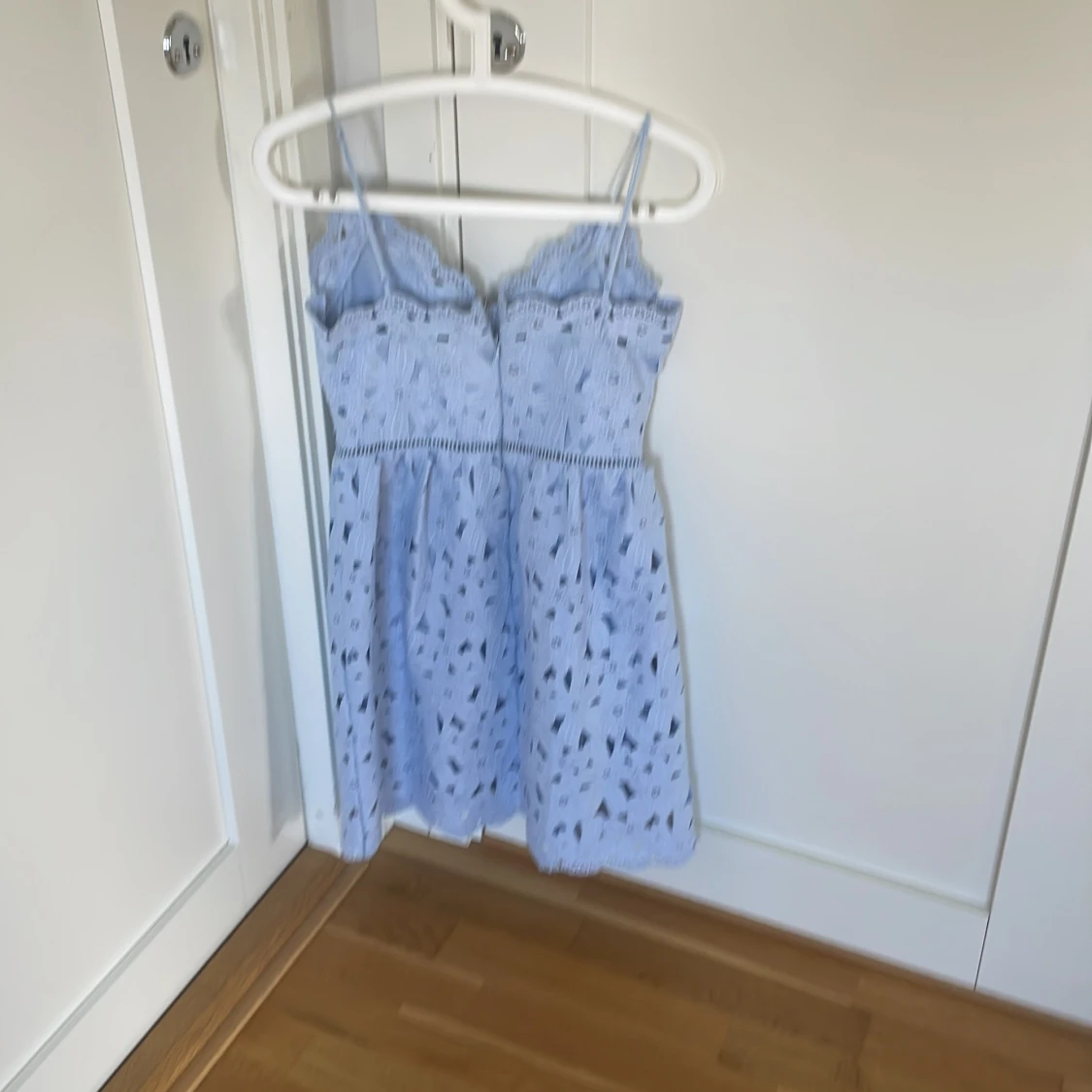 Ljusblå spets klänning - 90