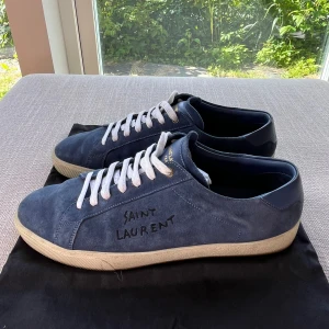 Saint Laurent Skor - Tja! Säljer nu dessa sjukt feta Saint Laurent skorna modellen SL/06, Skorna är riktigt eftertraktade och svåra att få tag på | Storlek = 44 | Skick = 10/10, endast prövade en gång | Pris = 3999kr