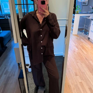 Brunt set, byxa och skjorta  - Brunt set med byxa och skjorta från SHEIN i stl xs. Använd men som ny!! 