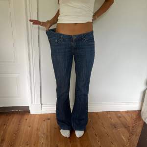 Lågmidjade vintage jeans.  Jag på bilden är 170cm.  Midjemåttet: 41cm (rätt över )  Inerbenslängd: 83cm Inga defekter 💕 använd dig utav köp nu🫶 