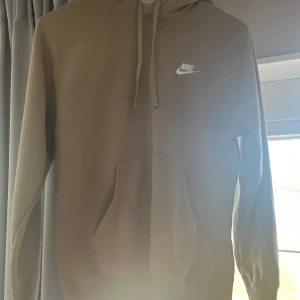 Nike hoodie - Jag säljer min beiga nike hoodie då den är för liten för mig. Den är storlek XS men passar S också. Skick:8/10. Nypris: 599. Mitt pris: 299. Den är inte använd jättemycket så därför är priset 299. Kontakta om ni vill ha mer bilder, tar byten också.