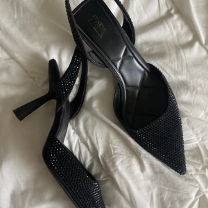 Zara klackskor - Jätte snygga klackar frpn zara med stenar som glittrar, strl 40 (lite stora för mig som har 39) så true to size, köpta på sellpy knappt använda 