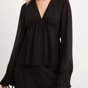 Blus - Svart blus från NA-KD. 