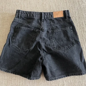 ZARA SHORTS - svarta lite längre jeansshorts från Zara. storlek 38💛