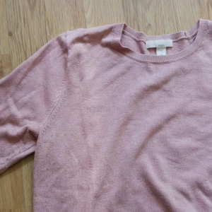 Gullig topp - Ljusrosa gullig topp. Storlek S, använt skick men fortfarande bra. Hämtning, annars betalas frakt av köparen. Bara att skriva vid frågor eller bud! 🌻 