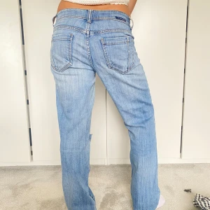Skitsnygga jeans - Såljer mina skit coola jeans som är secondhand vet tyvärr ej va dom är i från men skit snygga❤️