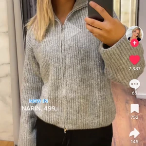 Bikbok stickad zip tröja  - Säljer min gråa stickade zip tröja från bik bok i strl S. Använt fåtal gånger så i bra skick! 