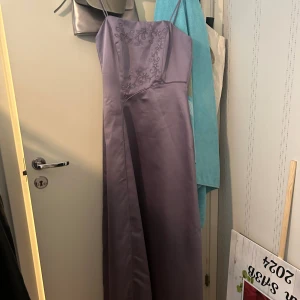 Balklänning - Är 167 och når ner till golvet med och utan klackar på typ 7 cm  Storlek s/m