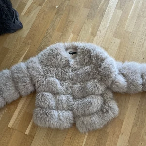 Päls jacka  - Fin päls jacka! Stolek S passar XS . Klarar av vatten o snö mer bilder i dm (om du vill se den på osv) inprencip oanvänd har använt 2-3 gånger, säljer då den personligen var ett impuls köp!Men som sagt jätte fin Även rök fri hem så den luktar ej Mvh 