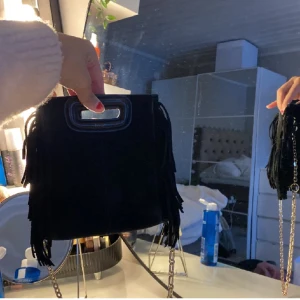 Maje väska🩷 - Majeväska i lilla modellen, i mocka. Sparsamt använd och väldigt bra skick! Inga fläckar eller liknande, kedjan syns på andra bilden! Kedja, läderband och dustbag medkommer🩷