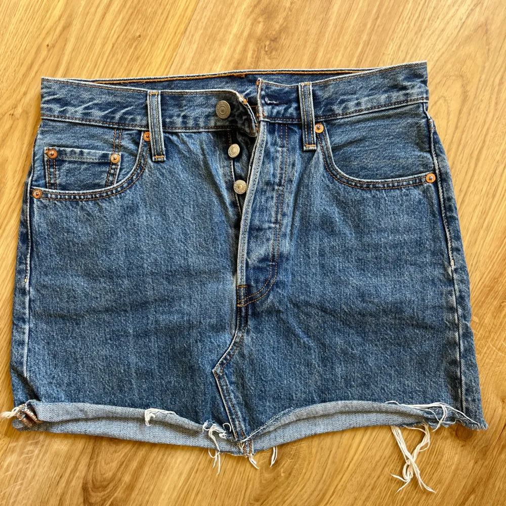 Söt Levis kjol, storlek 26 så typ s/m, skriv för mått🫶. Hameet.