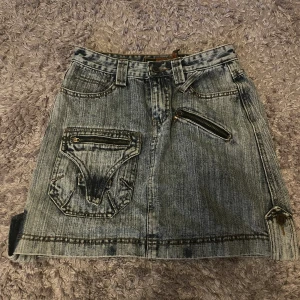 snygg jeanskjol - en jättefin och cool jeanskjol i storlek S.  lite använd, i bra skick. 