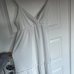 Ny klänning - Säljer denna klänning från hm i storlek s som jag köpte till skolavslutningen men den blev aldrig använd, därav priset