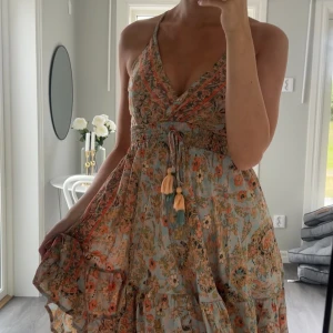 Klänning - Så fin klänning som är köpt utomlands. Får inte användning av den. Som ny💕