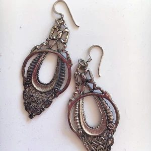 Örhängen  - Silverfärgade örhängen  Okänd metall 