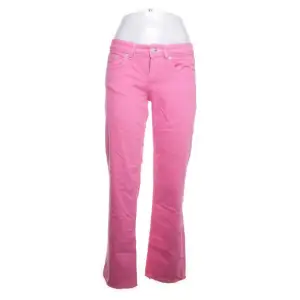 Skit snygga rosa jeans som tyvärr inte passar på mig. Köpta secondhand💞  Midjemått:74  Innerbenslängd: 82 