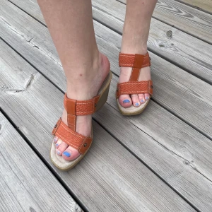 Orangea sommarklackar - Sommriga orangea skor med 5 cm kilklack. Inte slitna men lite smutsiga. Märket är Scholl. Storlek 37