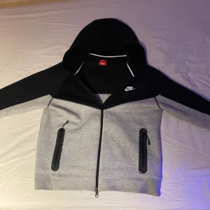 Nike tech fleece  - Nike tech fleece i riktigt bra skick  Nästan oanvänd  Storlek L
