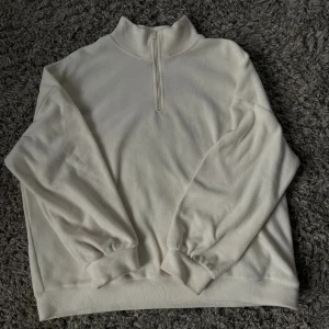 Off-white Turtleneck tröja   - Jättemysig tröja i, off-white. Passar både på vintern och sena sommarkvällar. Köparen står för frakten 