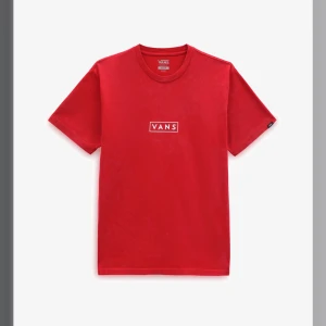 Vans t shirt - Röd Vans t shirt använd få tal gånger och är i gott/ny skick  OBS KAN TYCKA FÄRGEN ÄR MÖRKARE I VERKLIGHETEN!