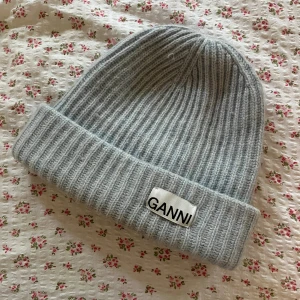 Ganni mössa - Säljer min ljusblåa ganni mössa i onesize! Säljer på grund av att den inte används längre, men den är i så fint skick😍