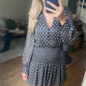 Jättefin klänning som är prefekt nu till sommaren😋säljer då den inte används - Fint skick, använd max tre gånger☺️