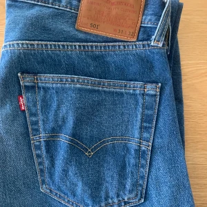 Levis 501 storlek 31x32  - Nyskick. Hela och fina Levis. Säljes då de inte passar. Grymt bra pris. Mått som jag tagit är 108 cm längd och 40 cm bredd i midjan.  Storlek 31x32. 