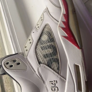 Air Jordan 5 Retro Supreme - Dom här skorna köpte jag i 2018 för 9000 kr och har hållit dom sen nu. Dom är använda vilket man ser och snören finns i skolådan med allt annat! Dom är en collectors item men också ett coolt par skor man kan ha på, rare par skor för tillägg.Pris Disk