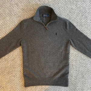 Ralph lauren halfzip - Grå halfziptröja från polo ralph lauren. Storlek M, sitter som en S/M. Nästintill nyskick. Inga skador eller fläckar. Hör gärna av dig vid frågor😉👊🏽