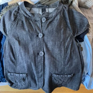 Jeans topp - Snygg jeans topp som tyvärr är för stor för mig. Vanligtvis är jag storlek S och tror denna passar bättre på någon med storlek M 💖💖💞