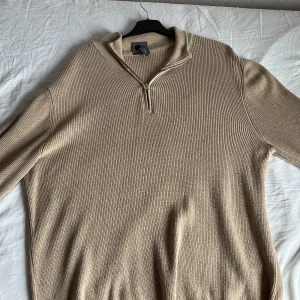 Fin halvzip  - Använt halvzip  Storlek s men passar på M och L 