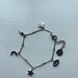 Edblad - Jättefint silvrigt armband från Edblad. Säljer då jag endast använder guld. Jätte bra skick och endast använd ett fåtal gånger