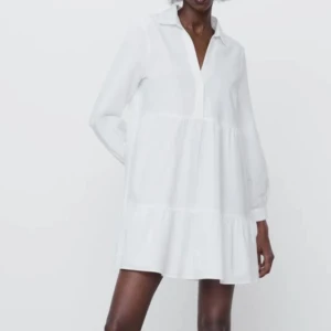 zara klänning  - världens sötaste klänning från zara. Mycket bra skick 🫶😍 